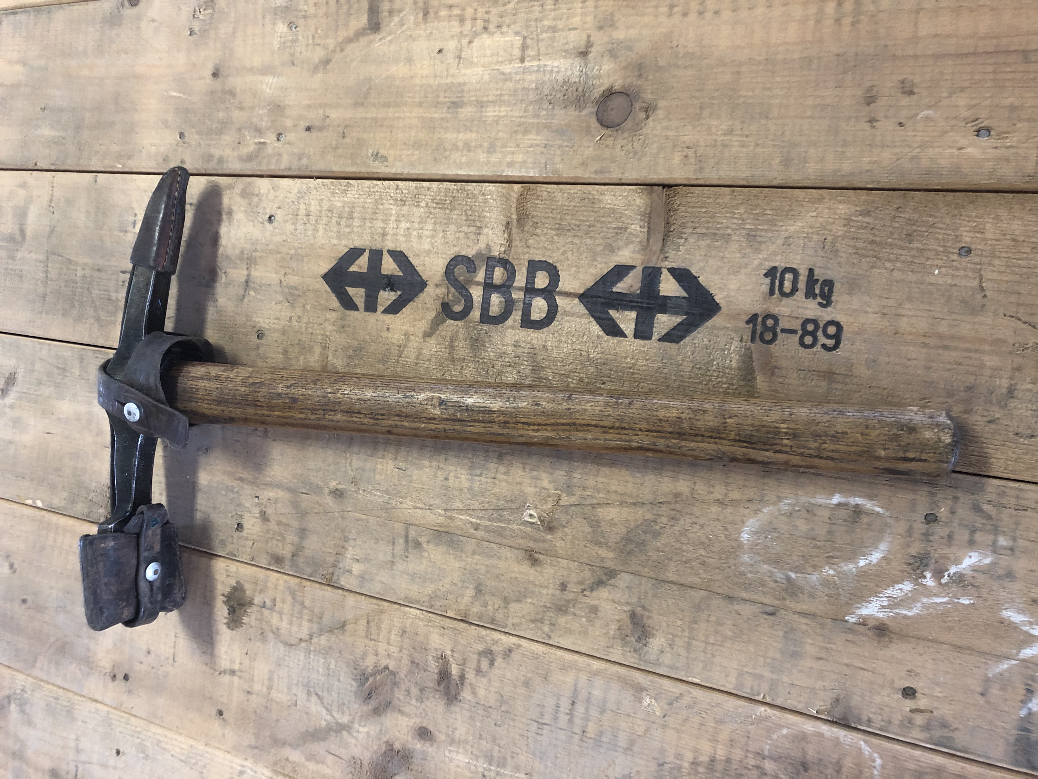 Schweizer Armee - Pionierpickel mit Leder
